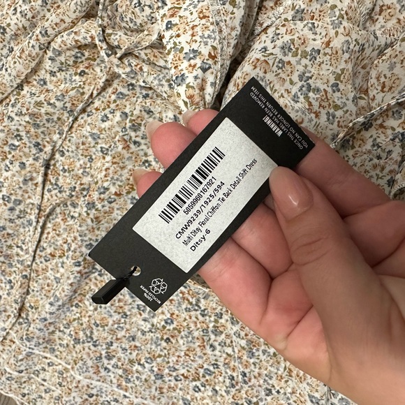 Pretty Little Thing Multi Ditsy Floral Chiffon Tie Back Detail Shift Dress - Picture 5 of 6